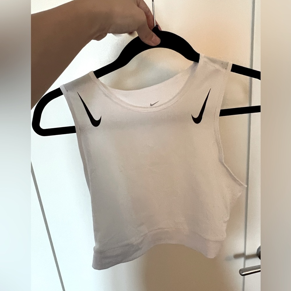 NEVER WORN Nike White Cropped Workout Top